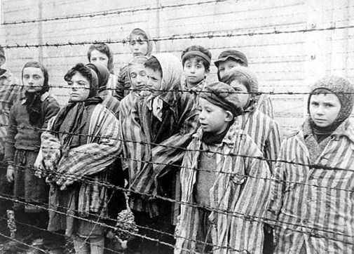 Crianças libertadas em Auschwitz