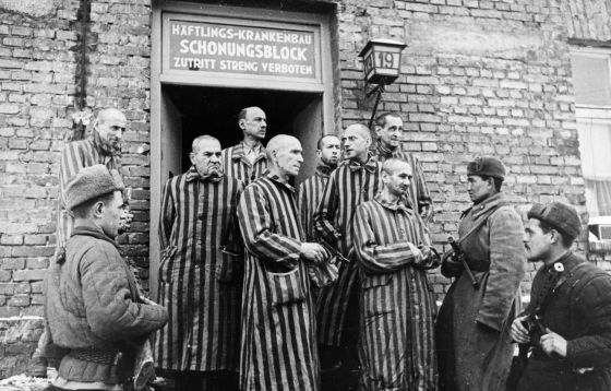 Soviéticos com prisioneiros de Auschwitz